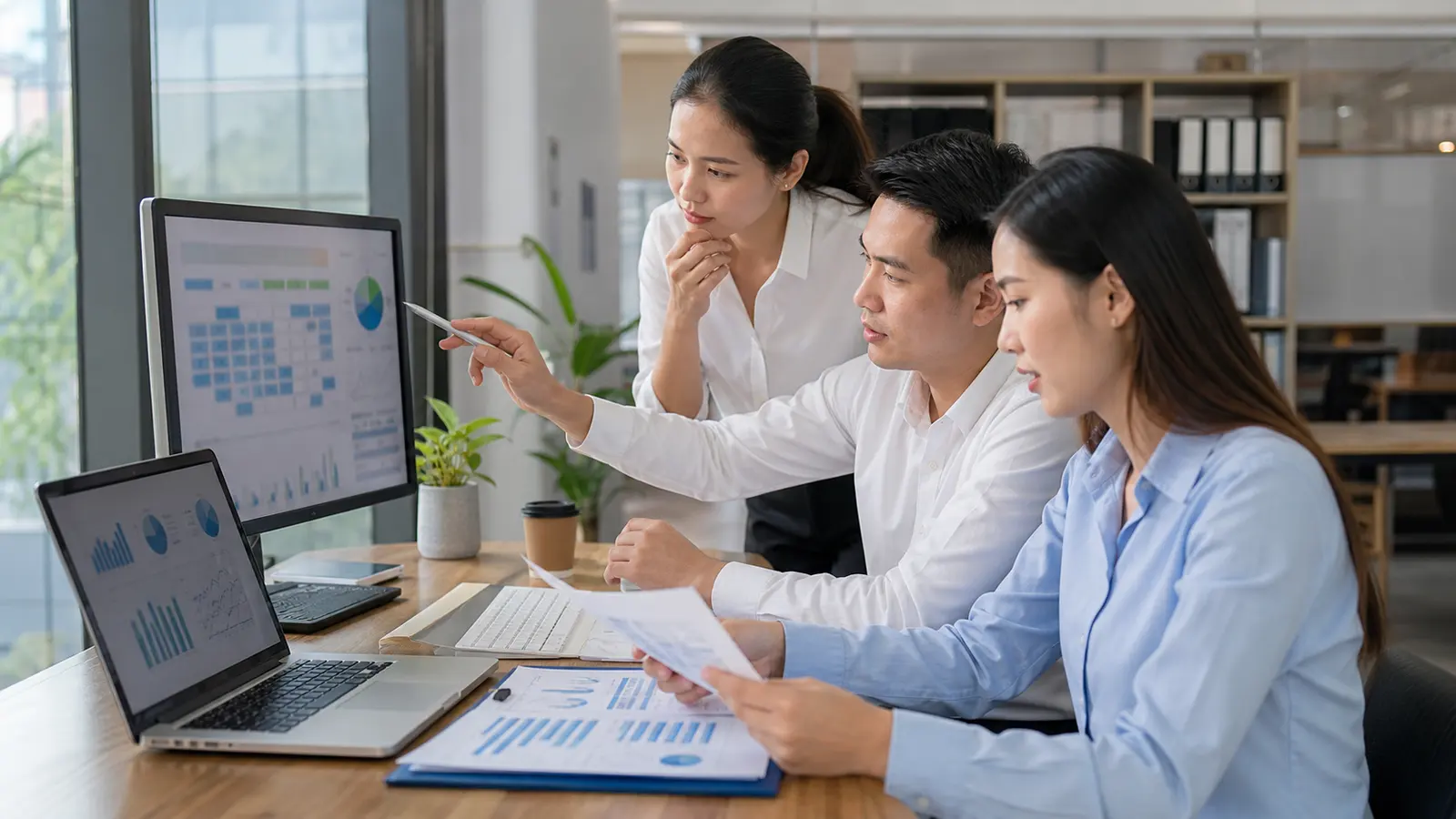 Nhóm nhân sự kiểm tra bảng chấm công và tính lương